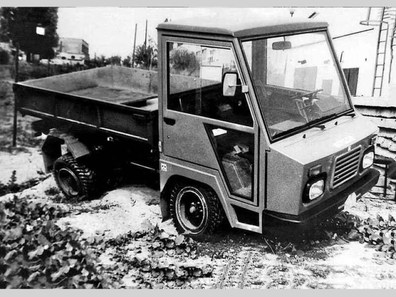 Auto na dobovém snímku.