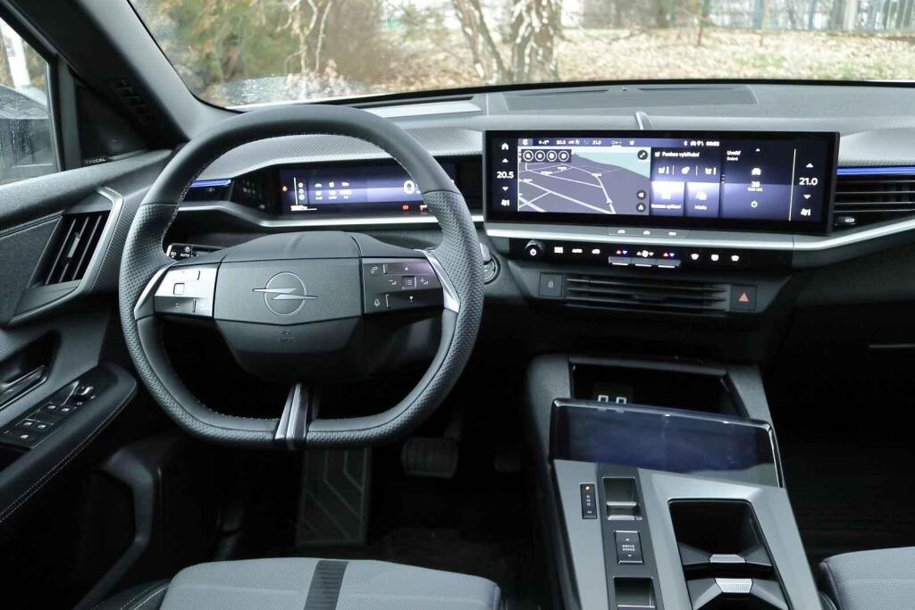 Kabina je postavena účelně a ergonomicky, ovládání je naprosto přirozené.