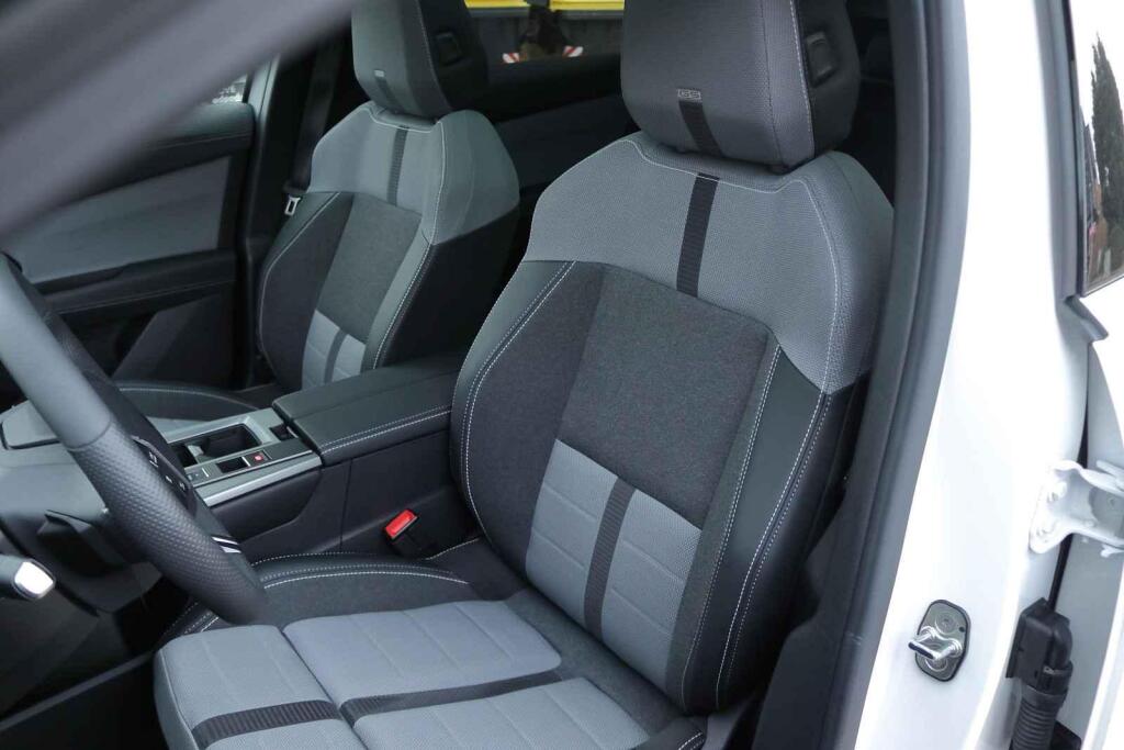 Sedačky s certifikátek AGR pohodlně usadí i velkou postavu a šetří záda na dlouhých cestách.