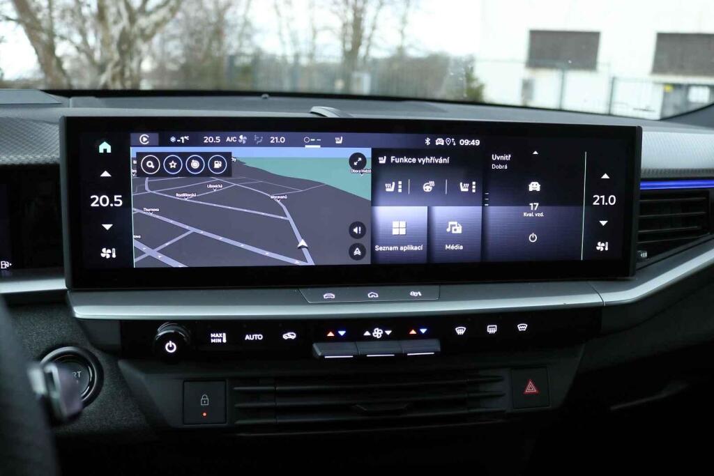 Protáhlá obrazovka infotainmentu má hezkou grafiku i solidní odezvu.
