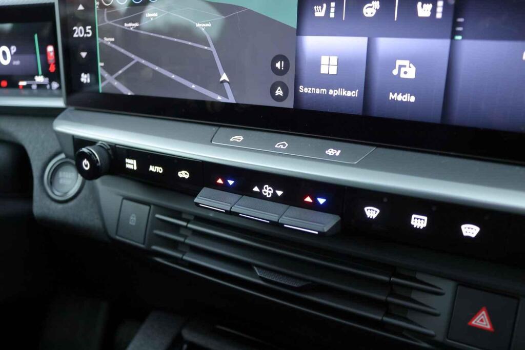 Pro nastavování základních funkcí klimatizace jsou k dispozici fyzická tlačítka.