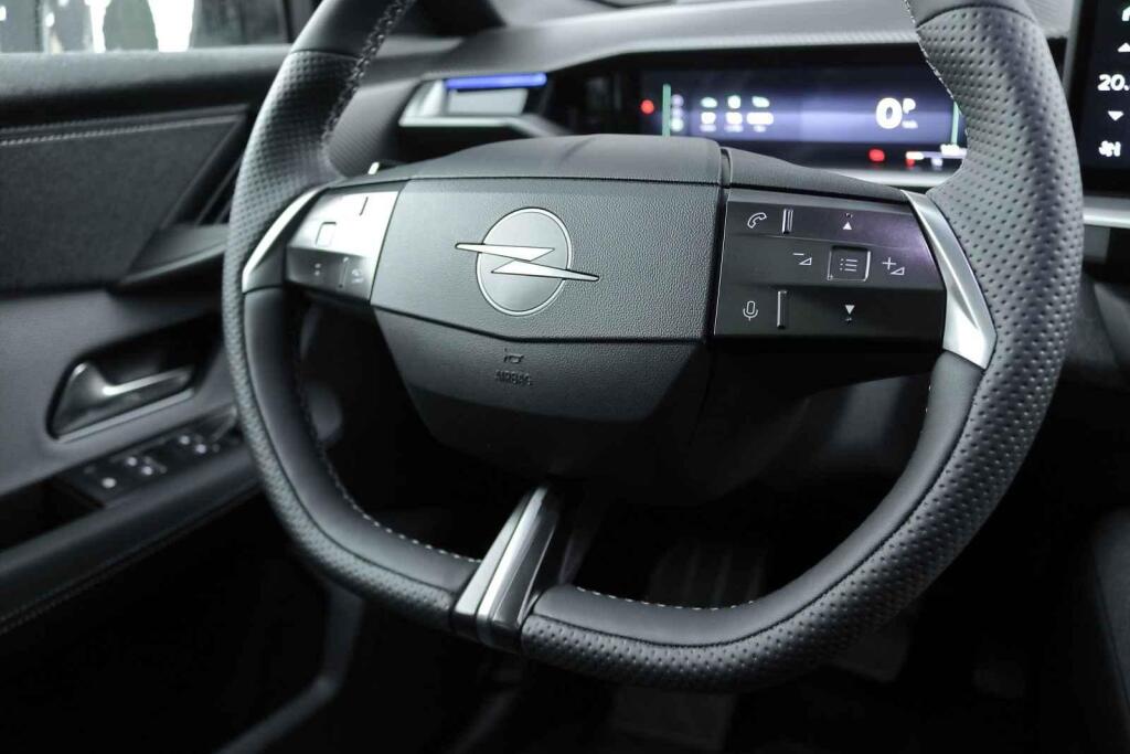 Intuitivní ovládání najdete i na volantu.