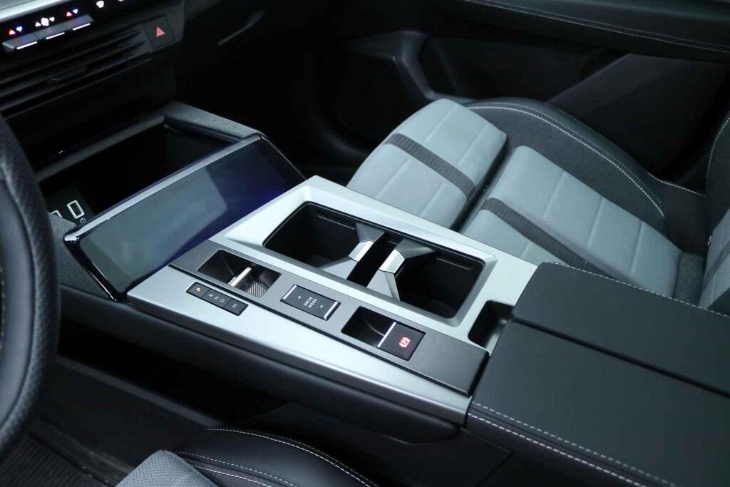 Za průhledným panelem se skrývá indukční nabíječka na mobil.