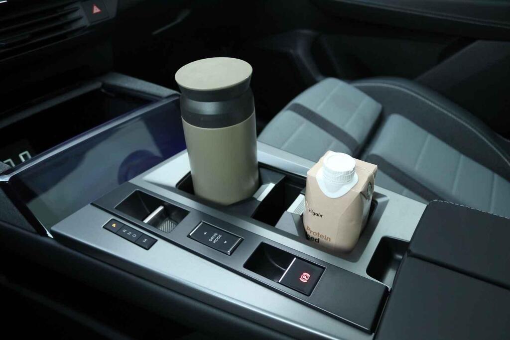 Do nastavitelných držáků bezpečně umístíte jakoukoliv lahev či kelémek.