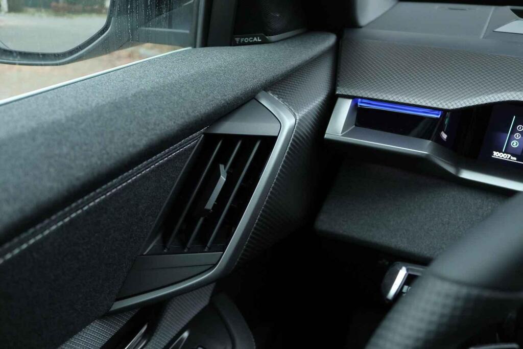 Palubní deska i dveře jsou potaženy příjemným a pohledným textilním materiálem.