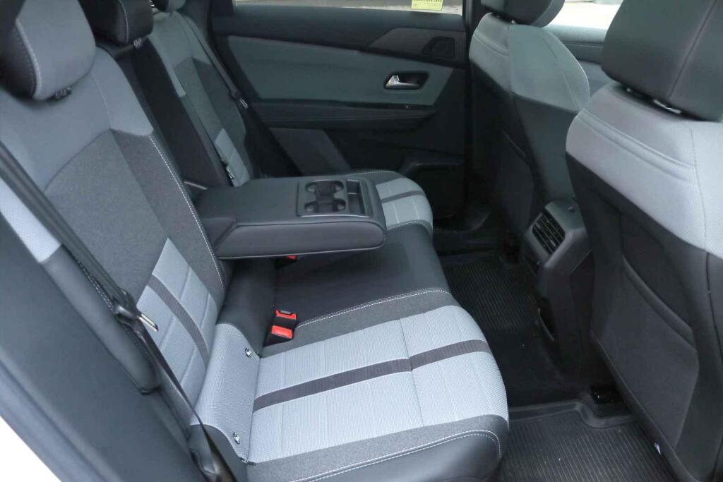 Cestující vzadu stísněností rozhodně netrpí, v loketní opěrce najdou i držáky na pití.