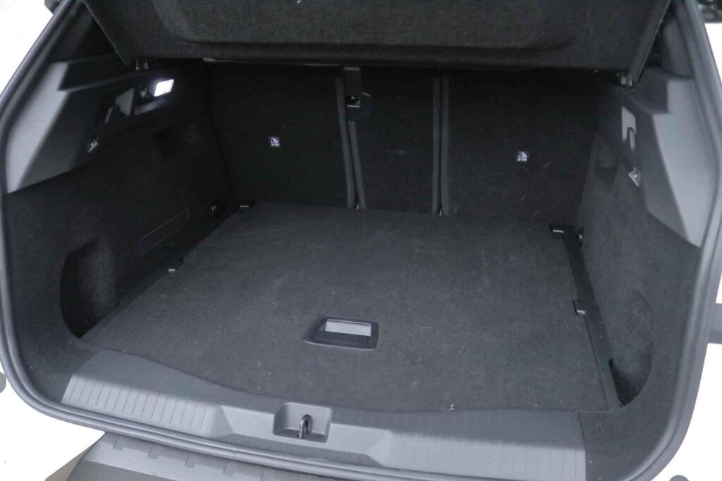 Kufr pojme 550 litrů zavazadel...