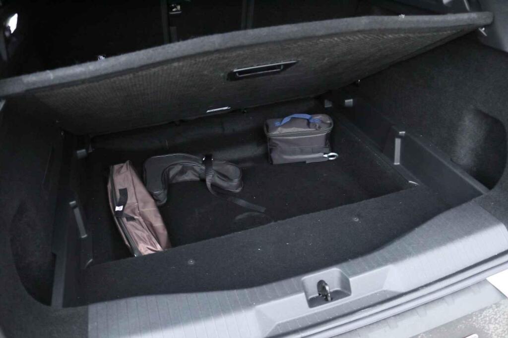 ...další drobnosti uložíte pod podlážku.