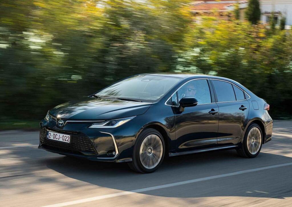 Toyota Corolla Sedan - od 653 900 Kč.