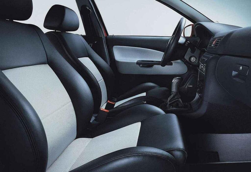 Působivá černo-bílá kombinace sedaček.