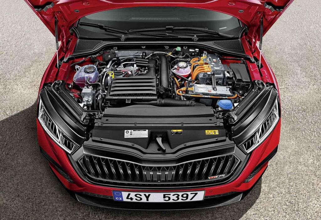 Pohled pod kapotu na vysokonapěťové oranžové části.