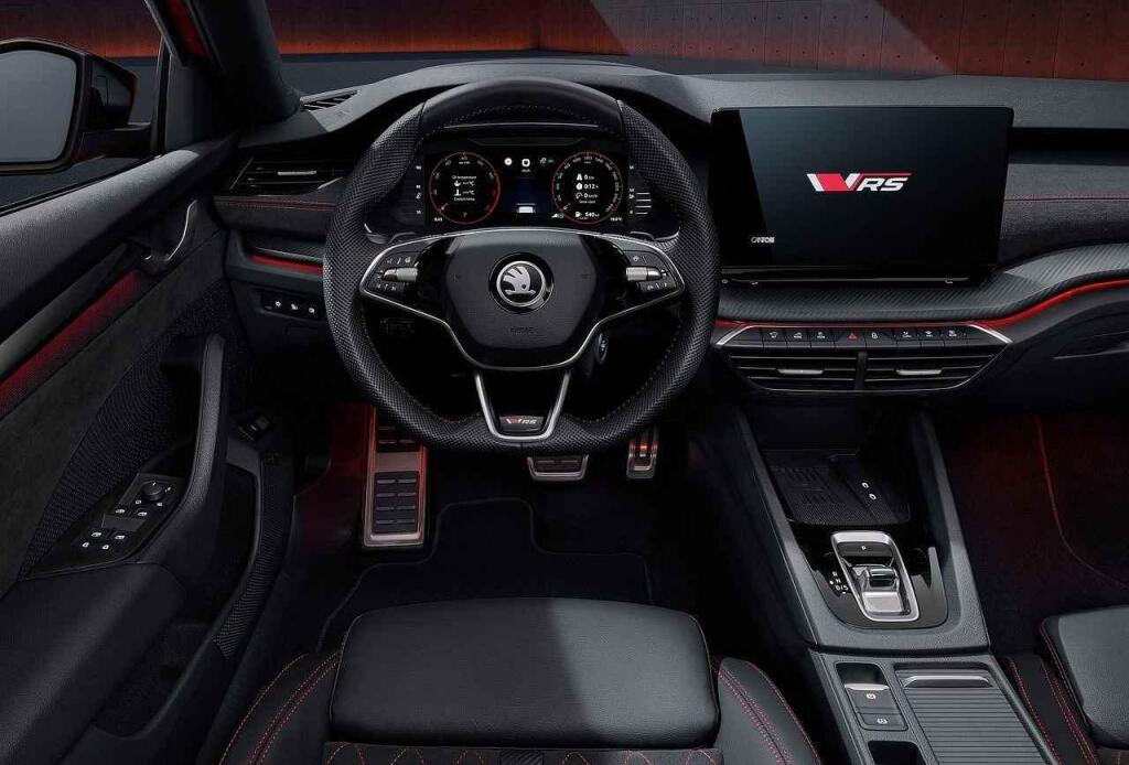 Interiér je černo-červený.