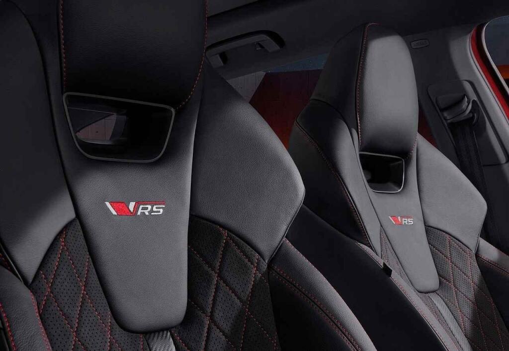 Opěradla sedaček jednodílná.