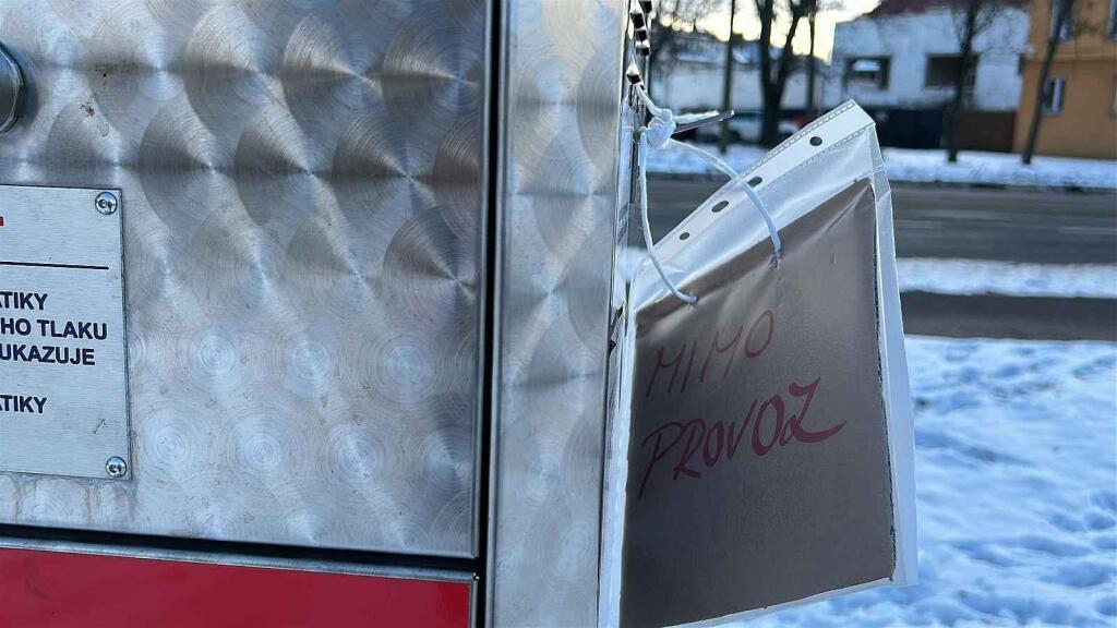 Motoristé se v těchto mrazivých dnech mohou na benzinkách setkat i s takovými oznámeními