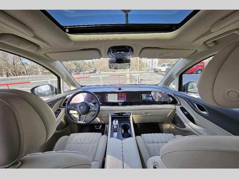 Prostorný interiér.