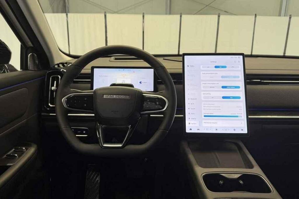 Palubovka má velké displeje.