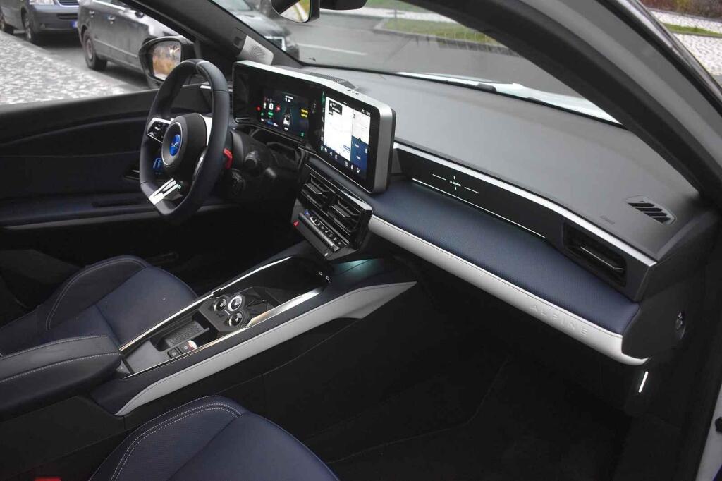 Palubní deska má tvary převzaté z Renaultu 5.