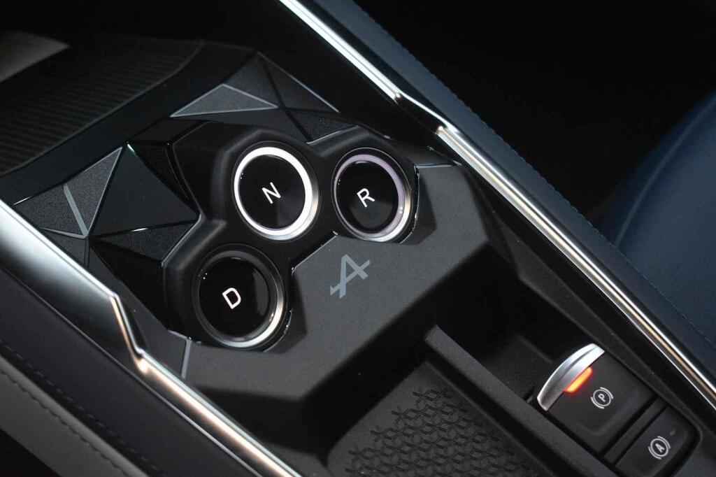 Také volič převodovky je unikátní.