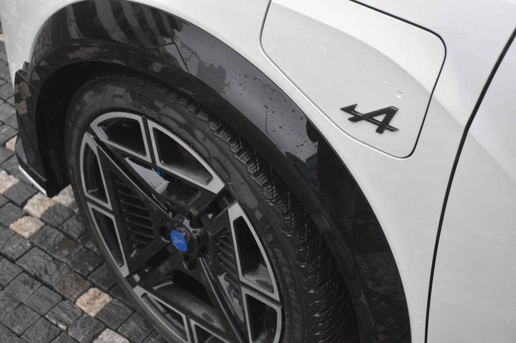 Dobíjecí zásuvka je na předním blatníku.