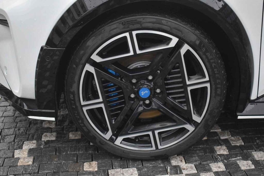 Na kolech je čtvrercový vzor.