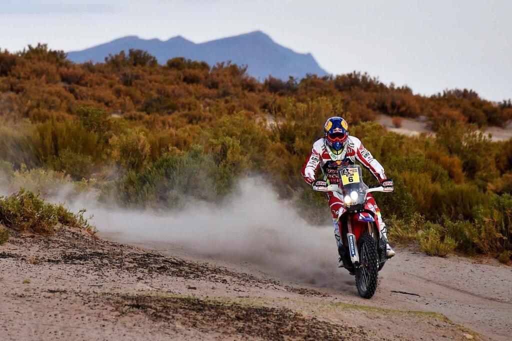 Jeden z historických snímků z Rallye Dakar 2016. Je na něm motocyklista Joan Barreda.