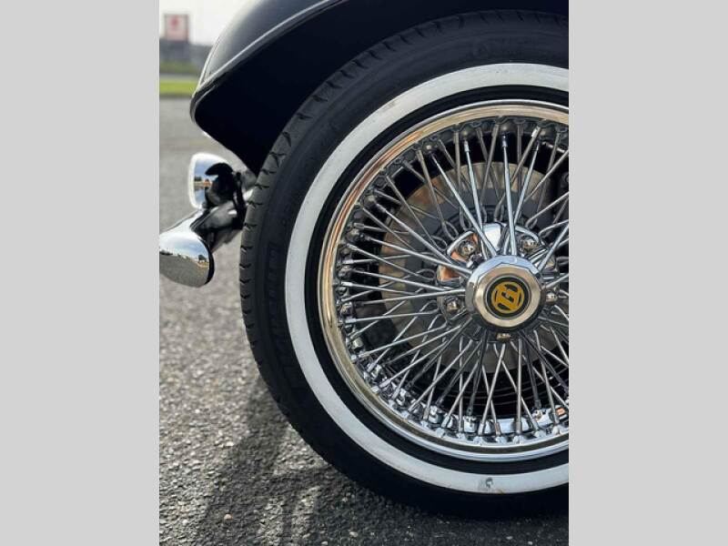 Detailní pohled na přední kolo vozu Gordon Roadster.