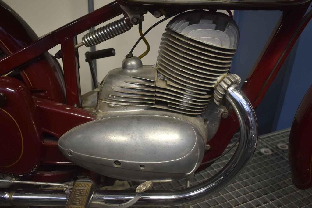 Unikátní kryt karburátoru.