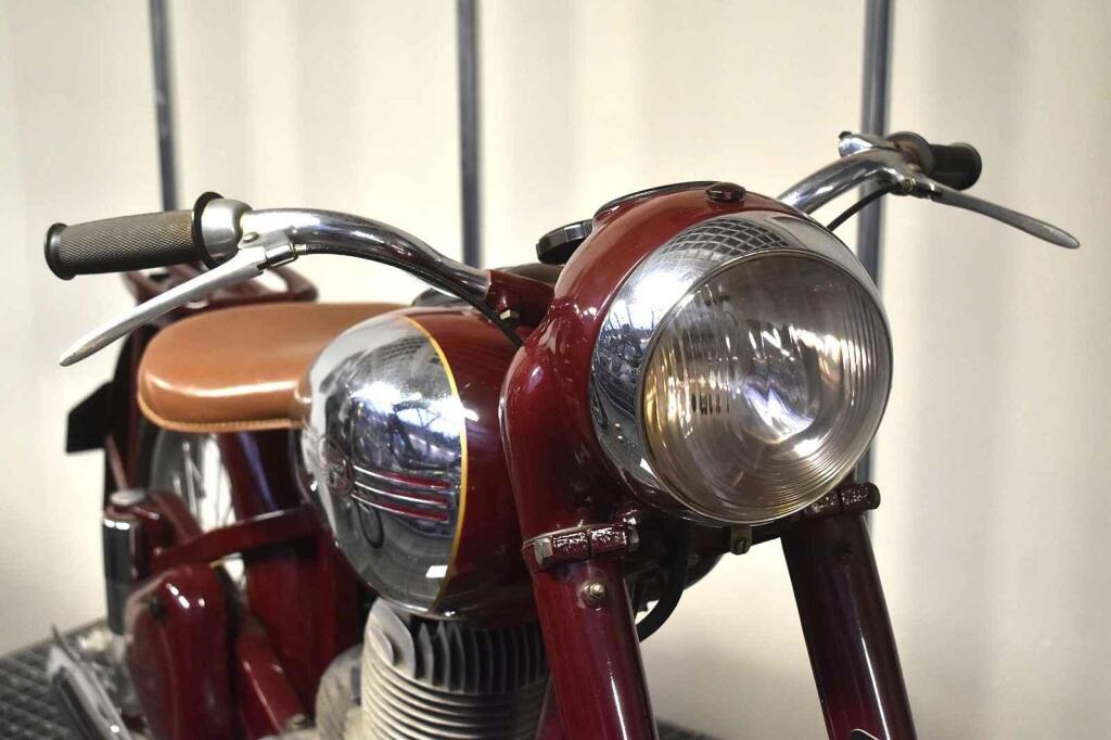 Přední světlomet byl součástí vidlice.