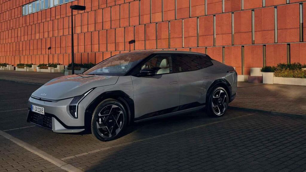 Kia EV4 se letos začne prodávat nejprve v nejdražší variantě GT-Line.