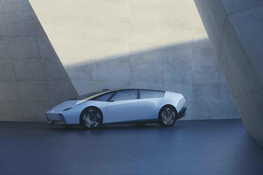 V druhé polovině roku 2026 bude dostupná sportovní Honda Saloon.