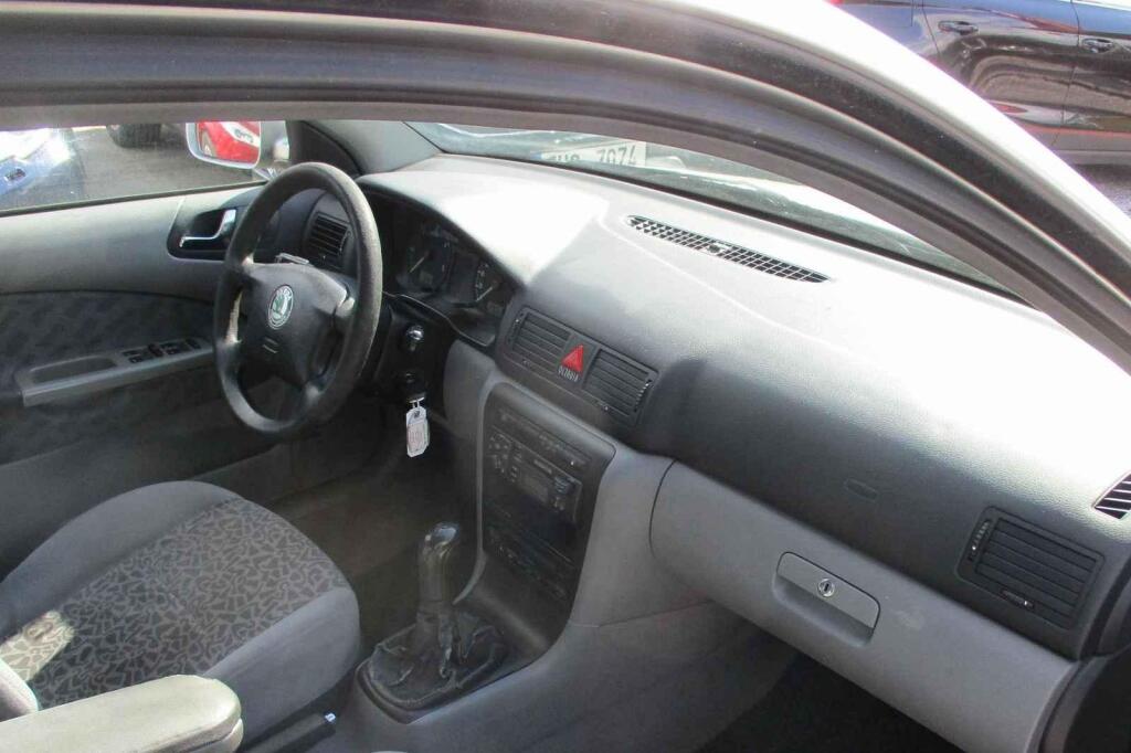 Interiér před řidičem a spolujezdcem.