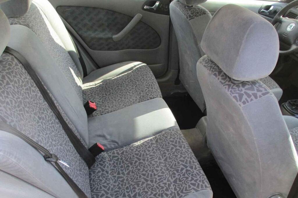 Zadní sedačky nabízí dost místa.