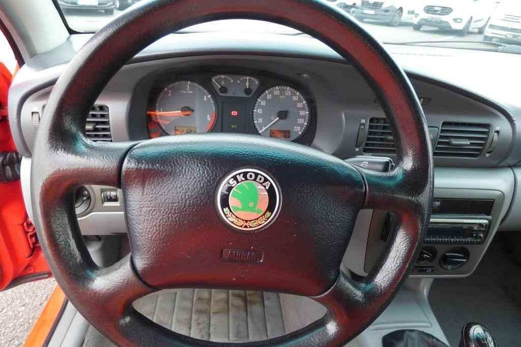 Čtyřramenný volant.