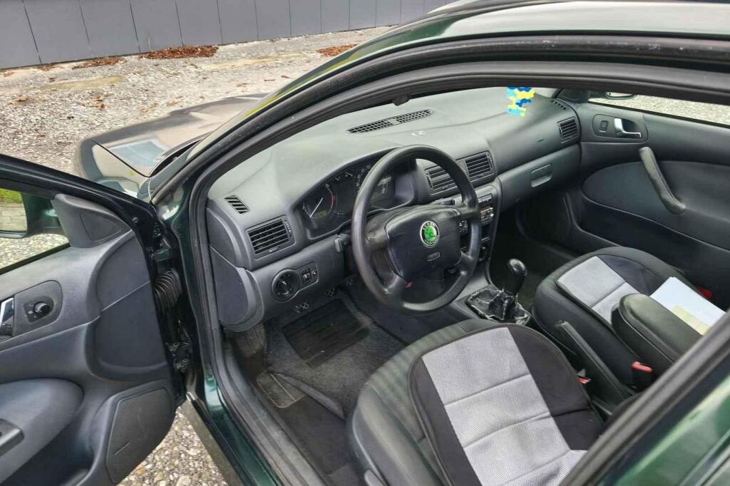 Poměrně zachovalý interiér.