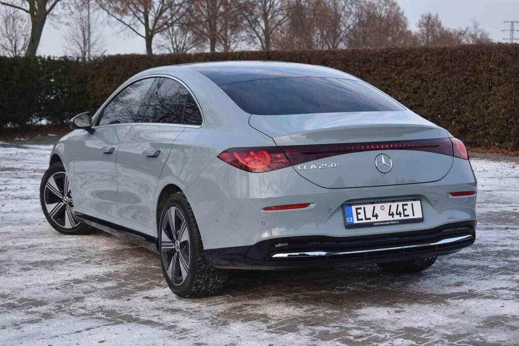 Záď spadá k zemi povlovně.