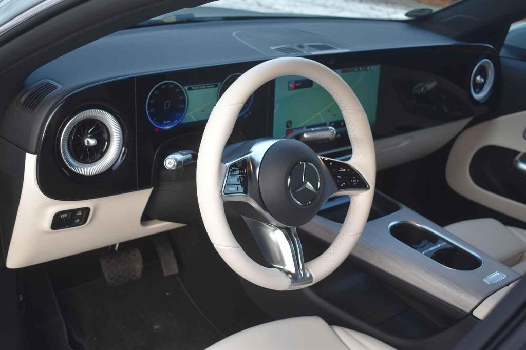 Kulatý volant a displeje.