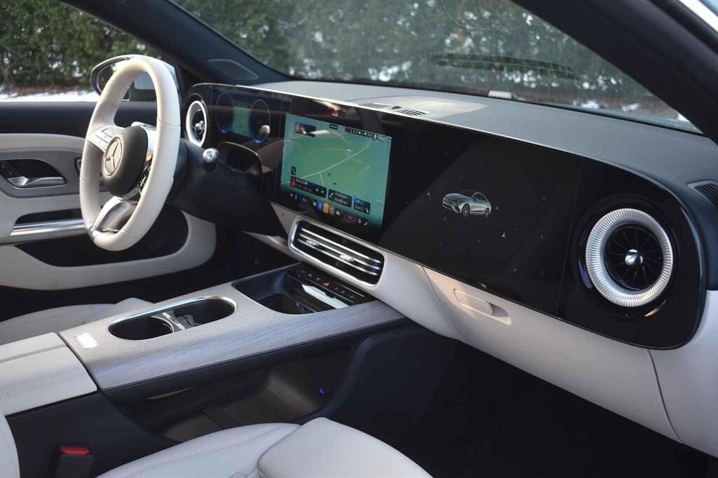 Kulaté jsou i výdechy klimatizace.