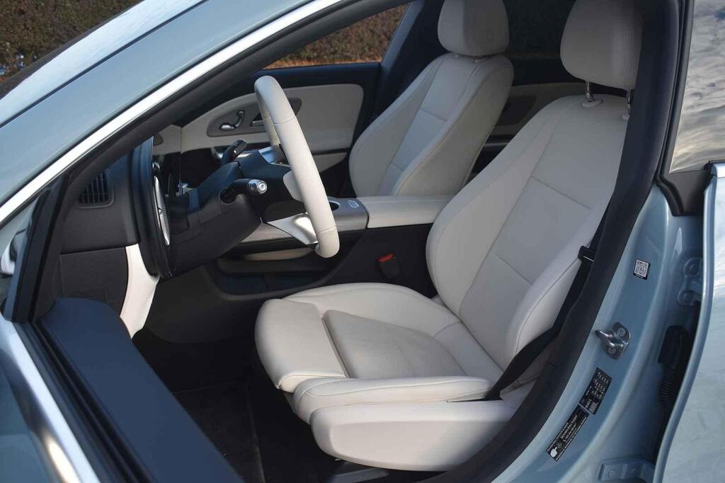 Sedí se poměrně nízko.