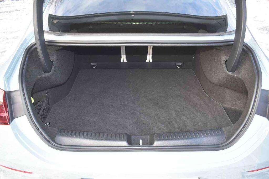 Kufr postačí pro běžný život.