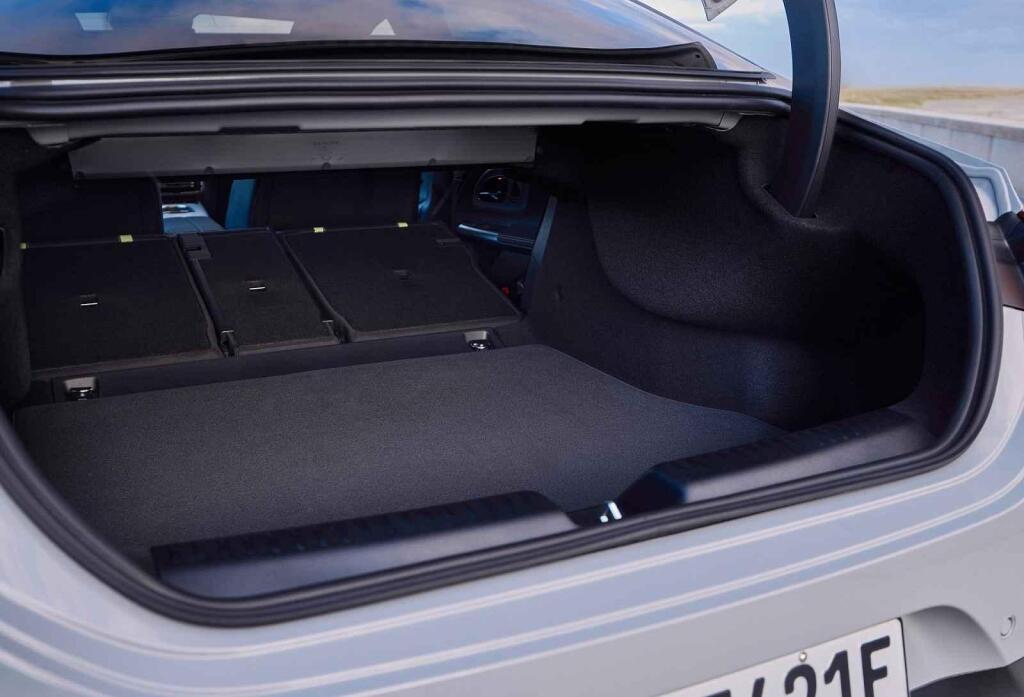 Tři části opěradla jdou postupně sklápět.