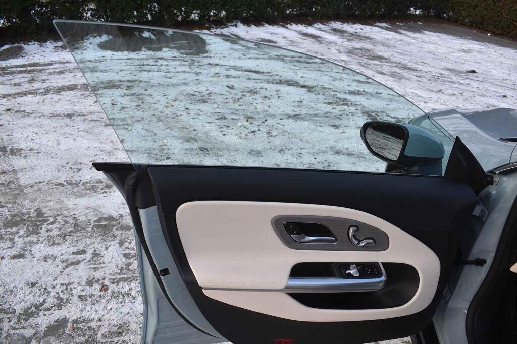 Okna ve dveřích nemají rámy.