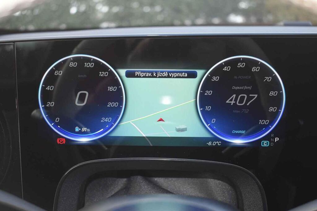 Klasický vzhled přístrojových ukazatelů.