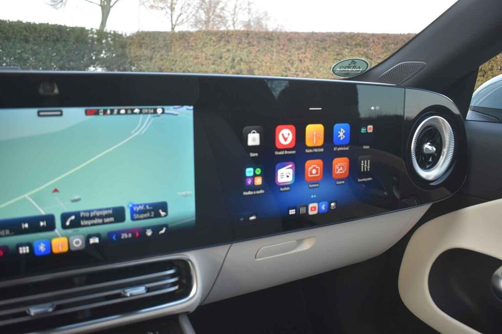 Na centrální displej navazuje ten spolujedcův.