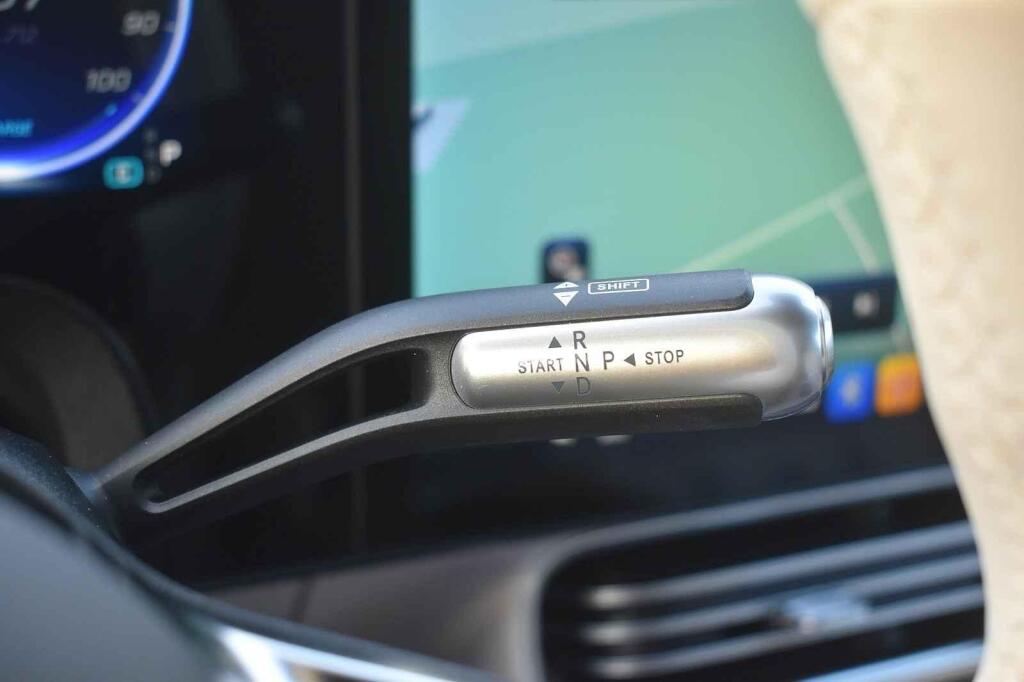 Páčka převodovky zůstává na sloupku volantu.