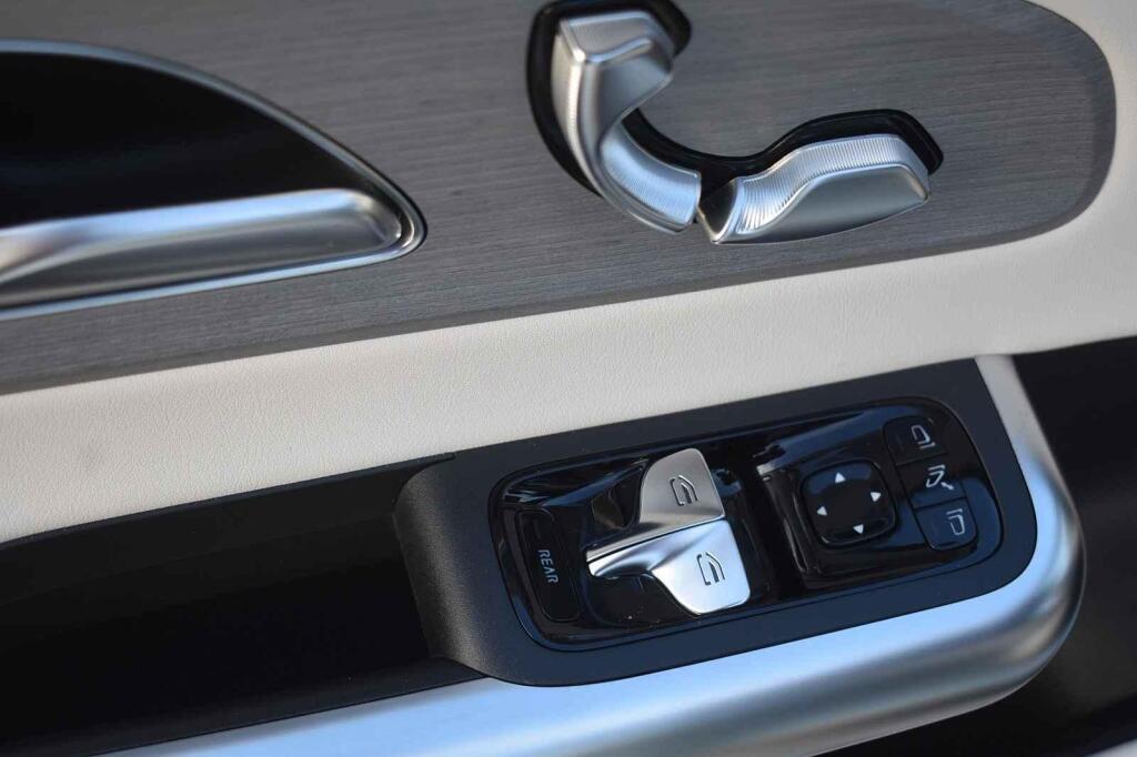 Nevhodné řešení ovládání okének zadních dveří.