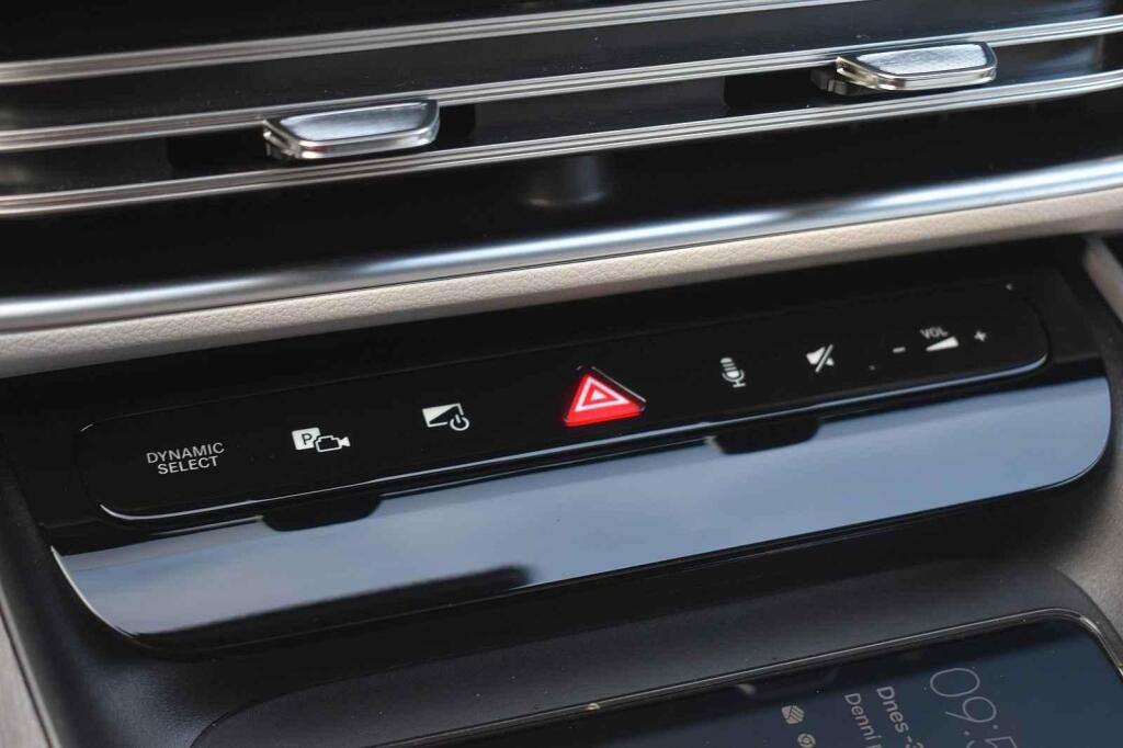 Pár tlačítek uprostřed palubní desky.