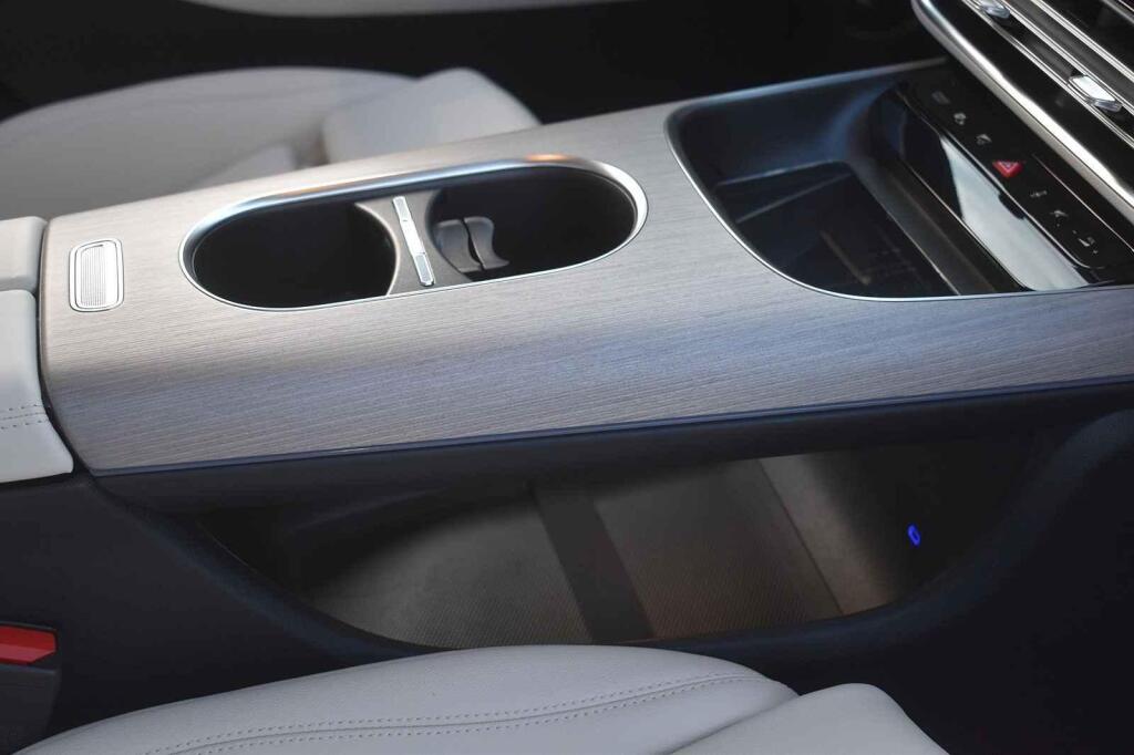 Dvoupatrová středová konzole.