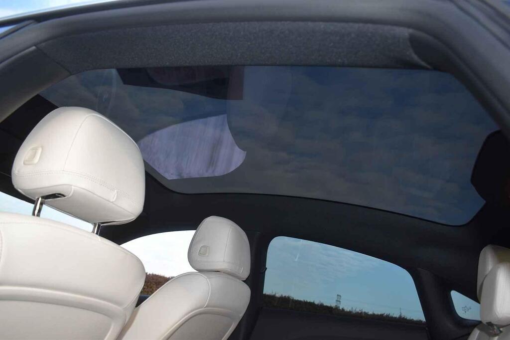 Střešní okno je opravdu velké.