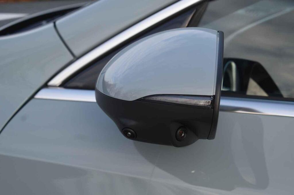 Zrcátka naopak malá.