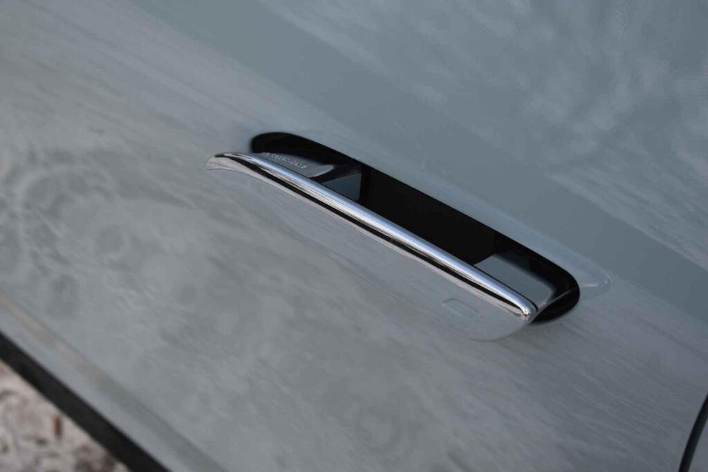 Kliky se vysunují z hladké plochy.